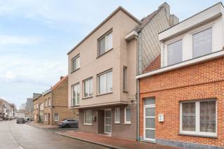 Deze centraal gelegen bel-etage woning combineert ruimte, licht en comfort met een uiterst praktische ligging. Dankzij de hoekligging geniet de woning van een aangename lichtinval in alle ruimtes, wat zorgt voor een open en warme sfeer doorheen de hele woning. De woonst is instapklaar en beschikt over een conforme elektrische installatie, zonnepanelen en een EPC-score C, wat bijdraagt aan een zorgeloze bewoning. Met haar ruime volumes is dit een ideale gezinswoning, perfect voor wie op zoek is naar comfort en functionaliteit. De woning beschikt over een ruime garage én een extra staanplaats, een absolute troef in een centrale omgeving. <br />Verder is er een knus en onderhoudsvriendelijk terras, ideaal om in alle rust van het buitenleven te genieten.<br /><br />Gelegen nabij alle voorzieningen zoals winkels, scholen en openbaar vervoer, met een vlotte verbinding naar omliggende gemeenten, biedt deze woning een uitstekende combinatie van wonen en bereikbaarheid.<br /><br />Indeling:<br /><br />Gelijkvloers:<br />- Inkomhal,<br />- Waskamer,<br />- Bureau of extra slaapkamer,<br />- Ruime garage,<br /><br />Eerste verdieping:<br />- Inkomhal,<br />- Gastentoilet,<br />- Ruime leefruimte met gezellige zithoek en eetgedeelte,<br />- Kwalitatieve, ruime keuken met natuurstenen werkblad,<br />- Gezellig terras,<br /><br />Tweede verdieping:<br />- Eerste ruime slaapkamer,<br />- Tweede ruime slaapkamer,<br />- Derde slaapkamer,<br />- Badkamer met wastafel, toilet en inloopdouche,<br /><br />Interesse in deze lichtrijke en instapklare gezinswoning? Neem vandaag nog contact op voor een bezoek ter plaatse!
