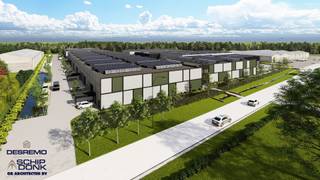 Op een strategische locatie in de ambachtelijke zone aan de Filliersdreef te Deinze bevindt zich deze nieuwbouw KMO-unit met een oppervlakte van 566,17 m² + 6 staanplaatsen. Het betreft unit 18, de laatste beschikbare loods binnen een succesvol project van 31 units – alle andere zijn reeds verkocht.<br /><br />Unit 18 is een moderne nieuwbouwunit met een vrije hoogte van 7 meter, opgetrokken in een metalen structuur met duurzame betonpanelen en geïsoleerde sandwichpanelen. Het dak is afgewerkt met steeldeck, voorzien van isolatie en een lichtstraat die zorgt voor aangename natuurlijke lichtinval. De gepolierde polybetonvloer garandeert een stevige en onderhoudsvriendelijke basis, terwijl de automatische sectionale poort (4 meter breed op 4,5 meter hoog) en aparte inkomdeur zorgen voor vlotte toegang tot de loods.<br /><br />Dankzij de grote raampartijen en lichtinval is het perfect mogelijk om binnen de ruimte een kantoor in te bouwen, afgestemd op de behoeften van de eindgebruiker. De unit is bovendien uitgerust met zonnepanelen en voldoet aan brandklasse C, wat bijdraagt aan veiligheid én duurzaamheid.<br /><br />De strategische ligging aan de Filliersdreef, op een steenworp van het centrum van Deinze en als onderdeel van het bedrijventerrein Deinze Noord, biedt uitstekende bereikbaarheid. De site bevindt zich op slechts enkele minuten van de E17 (op- en afrit Deinze) en op korte afstand van de E40 (op- en afrit Drongen). De ruime manoeuvreerruimte op het terrein maakt het geheel extra geschikt voor bedrijven die werken met vracht- of bestelverkeer.<br /><br />Contacteer Henry Van Tornhout voor bijkomende inlichtingen of een vrijblijvend plaatsbezoek via +32 474 13 37 93 of via henry@kmovastgoed.be