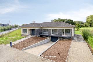 VALIMMAS verkoopt in het pittoreske en landelijke gehucht Asbeek deze ruime en gerenoveerde villa-bungalow op 13 are...
Het gelijkvloers omvat een inkomhal met vestiaire, een slaap-/logeerkamer of bureel, een badkamer met douche en toilet, een grote living (± 52m²) + salon (± 28m²), een vernieuwde en ingerichte keuken, een nachthal met een berging en een toilet, 4 slaapkamers en twee badkamers. Drie slaapkamers hebben toegang tot het terras vooraan.
Het kelderniveau herbergt een garage voor twee wagens, twee grote kelders, twee proviandkelders en een stookplaats.
De zolder kan dienstig zijn als bergruimte.
Recent gerenoveerde woning: oa. nieuwe vloeren, keuken, badkamers, geautomatiseerde garagepoort. Volledig nieuw geschilderd – stemmig en sfeervol ingericht – direct instapklaar !
Prachtige ligging aan de rand van het pittoreske & landelijke gehucht Asbeek, in agrarisch gebied (in principe geen nieuwe bebouwing rondom meer mogelijk). Gemakkelijke verbindingen naar E40 Ternat en Affligem.