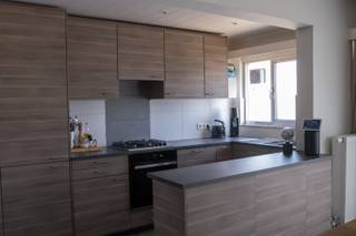 Appartement met twee slaapkamers en garagebox te huur in Boechout.Indeling: Inkomhal, living met halfopen keuken, berging, apart...