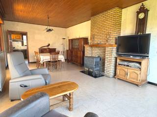 WSB-immo presents this detached house located in the rural setting of Brussegem, a property offering numerous possibilities for those seeking...