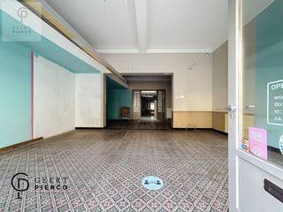 Stijlvol en ruim pand met unieke mogelijkheden in de StationsstraatDit exclusieve pand, dat jarenlang werd gebruikt door bakkerij Vangrootloon, ademt...