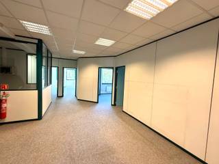 Dit handelspand is gelegen vlakbij het OLV, in de nabijheid van openbaar vervoer en het station. Middels de grote raampartijen en brede gevel, zijn...