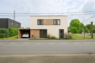 Deze bouwgrond is gelegen op een perceel van 917 m² en bevindt zich op een rustige en gunstige locatie in Waregem. Het perceel is geschikt voor het oprichten van één (of twee) nieuw te bouwen, open bebouwing (ééngezinswoning) met als nevenbestemmingen: kantoorfunctie, dienstverlening, vrije beroepen en handel mits de woonfunctie blijft behouden als hoofdfunctie en de complementaire functie een geringere oppervlakte beslaat dan de woonfunctie. Gelegen nabij scholen, buurtwinkels, handelszaken, openbaar vervoer etc. <strong>Er is geen bouwverplichting! In deze publiciteit vindt u een voorbeeldwoning die kan gerealiseerd worden op deze bouwgrond</strong>. Meer informatie omtrent de bouwvoorschriften zijn terug te vinden op onze website www.bordes.be. Pieter (BIV 515.887) organiseert voor deze woning/bouwgrond de bezoeken ter plaatse via 056 98 03 03.