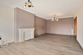 Met een bewoonbare oppervlakte van 100m² vinden we dit lichtrijk appartement met 2 slaapkamers terug. Gelegen in Harelbeke, met een topverbinding naar Kortrijk & de R8. <br /><br />De keuken is recent vernieuwd en met een fris laagje verf is het appartement helemaal instapklaar!<br /><br />Indeling:<br />- ruime inkomhal met gastentoilet<br />- lichtrijke leefruimte met toegang tot het terras<br />- vernieuwde keuken geëquipeerd met dubbele spoelbak, kookplaat, dampkap, oven, vaatwas, frigo en inbouwkasten<br />- 2 ruime slaapkamers<br />- badkamer uitgerust met douche en lavabo<br />- praktische berging<br />- terras<br /><br />De garagebox, staanplaats & kelderberging zijn inbegrepen in de prijs! <br /><br />Wenst u meer informatie of wenst u een bezoek ter plaatse? Contacteer Cléo ( 0472 18 39 96 - cleo.derekx@dewaele.com)<br /><br />Bestuursmaatregelen in het maatregelenregister: nee