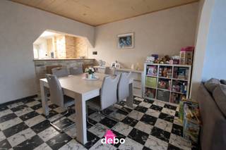 Welkom te Rekkem. Bij het betreden van de woning komt u terecht in een ruime en lichtrijke leefruimte die naadloos overgaat in de open keuken...