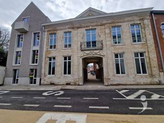 <p><span>Cette résidence étudiante est accessible par la Brusselsesteenweg et bénéficie d'une situation très centrale dans le tout nouveau quartier de Burenberg. Les chambres sont équipées de meubles, d'un lit simple et de sanitaires privés. Il y a un grand parking à vélos accessible par une rampe et deux cuisines communes qui peuvent être utilisées par tous les étudiants. </span></p><p><span> </span></p><p><span> </span></p>