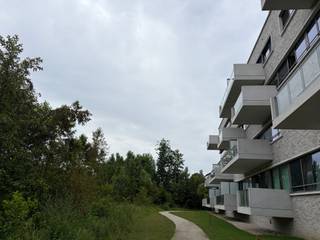 <p><span>Mooi appartement met 2 slaapkamers en één autostaanplaats te huur in het Elysia Park te Edegem.</span></p><p><span> </span></p><p><span>Het Elysia Park is een stijlvol en autovrij nieuwbouwproject dat kort geleden is gerealiseerd. Het betekent zorgeloos wonen in hedendaags comfort met zicht op groen.</span></p><p><span> </span></p><p><span>Dit parkappartement bevindt zich op de derde verdieping en grenst aan het natuurwandelgebied. </span></p><p><span> </span></p><p><span>105m² bewoonbare vloeroppervlakte + groot terras van12m² met Oost-oriëntatie gekoppeld aan de woonkamer .</span></p><p><span> </span></p><p><span>De slaapkamer heeft een aangenaam Zuidwest-terras.</span></p><p><span> </span></p><p><span>Modern afgewerkt, vloerverwarming, met veel inbouw-en opbergkasten in alle kamers, vestiaire, grote berging met wasplaats, open ingerichte keuken en raambekleding zorgt voor een werkelijk instapklaar appartement.</span></p><p><span> </span></p><ul><li><span>Onmiddellijk beschikbaar </span></li><li><span>170 EUR algemene kosten</span></li><li><span>water en elektriciteit op aparte meters</span></li><li><span>autostaanplaats op -1 inbegrepen</span></li><li><span>oplaadpaal in de parking</span></li></ul><p><span> </span></p><p><span> </span></p>