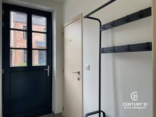 Op zoek naar een moderne en comfortabele woning op een rustige locatie nabij de Nederlandse grens? Deze fraaie, recente woning in Ravels biedt alles wat je nodig hebt!<br /><br />Indeling:<br />Je komt binnen via een uitnodigende inkomhal die toegang geeft tot de gezellige woonkamer met veel natuurlijk licht. De open keuken is volledig geïnstalleerd en voorzien van alle moderne apparatuur – perfect voor wie graag kookt of gasten ontvangt. Via de schuifraam heb je toegang tot de aangename, onderhoudsvriendelijke tuin, ideaal om te ontspannen of gezellig buiten te zitten.<br /><br />Verdieping 1:<br />Op de eerste verdieping bevinden zich drie slaapkamers, waaronder een ruime hoofdslaapkamer met een praktische dressing. De moderne badkamer is voorzien van alle comfort.<br /><br />Verdieping 2:<br />De tweede verdieping biedt een zeer ruime vierde slaapkamer die ook perfect dienst kan doen als hobbyruimte, bureau of logeerkamer.<br /><br />Bovendien beschikt de woning over een carport, wat extra comfort en bescherming biedt voor je wagen.<br /><br />TROEVEN:<br />+ Rustige nieuwe wijk<br />+Goede zonnige oriëntatie<br />+Energiezuinig EPC 26 kWh/m²/jr <br />+Ruime carport<br />+ Gelegen op een rustige locatie vlakbij de grens met Nederland