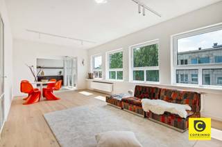 <p><span>Stijlvol gerenoveerd 2 slaapkamer appartement met 2 terrassen te Pulhof!</span><span><br /></span><span>Met veel passie, kennis en kunde werd dit ruim en lichtrijk 2 slaapkamer appartement kwalitatief gerenoveerd.</span><span> U dient enkel te verhuizen, uit te pakken en te genieten! Het appartement ligt op de 2</span><span><sup>e</sup></span><span> verdieping van een kleinschalig en prima onderhouden gebouw in hartje Pulhof, om de hoek van het prachtige Middelheim- en Leeuwerikpark. Dankzij deze gegeerde, centrale ligging zijn parken, scholen, winkels, sportfaciliteiten, openbaar vervoer en invalswegen steeds vlakbij, evenals het bruisende Antwerpse stadsleven. Bent u op zoek naar een modern appartement dat geniet van alle hedendaagse comfort, waar privé- en werkleven hand in hand gaan? Mis deze unieke kans dan zeker niet!</span><span><br /><br /></span><span>Inkomhal, leefruimte, keuken, toilet &amp; berging:</span></p><p><span>U betreedt dit trendy appartement via de inkomhal met veiligheidsdeur, praktische berging en apart gastentoilet met mechanische ventilatie. De omvangrijke leefruimte op volhouten parket (eik) geniet enorm veel natuurlijk licht en leent zich perfect tot elk interieur. De prachtige open keuken is een ware "eye-catcher" die voorziet in kwalitatieve toestellen (inductievuur met recirculatie-dampkap, combi-oven, vaatwasser, koelkast en vriezer). Ook vindt u hier een geïntegreerde waskast terug met de aansluitingen voor de wasmachine. De schitterende design verlichting in héél het appartement is inbegrepen. <br /><br /></span><span>Nachthal, slaapkamers &amp; badkamer:</span><span><br />De mat-witte tussendeur met gietijzeren look verleent toegang tot de nachthal. Beide slaapkamers zijn ruim (ca. 12m²) en liggen eveneens op parket. De rustieke badkamer omvat een weelderige inloop-/regendouche, een notelaren wasmeubel met 2 waskommen en watervalkranen, handdoek-radiator en mechanische ventilatie.<br /><br /></span><span>Terrassen &amp; kelder:</span><span><br />Met 2 charmante terrassen kan u steeds zon en schaduw opzoeken in een rustige, groene omgeving. Ideaal voor uw kopje koffie in de ochtend, een lekker lunch of een sprankelend aperitief na thuiskomst van een drukke dag. Een dubbele kelder van maar liefst 14,5m² is inbegrepen.</span></p><p><span><br /></span><span>Extra troeven:</span></p><p><span>- Mobiscore 9,5/10</span></p><p><span>- 95m² cfr EPC</span></p><p><span>- EPC B</span></p><p><span>- 14cm EPS dakisolatie 2018</span></p><p><span>- Isolatie achtergevel</span></p><p><span>- HR ramen</span></p><p><span>- Individuele HR condensatieketel 2026</span></p><p><span>- Elektriciteit conform</span></p><p><span>- Nieuwe chape en leidingen</span></p><p><span>- Asbestveilig</span></p><p><span>- 1e bewoning na renovatie</span></p><p><span>- Onmiddellijk beschikbaar</span></p><p><span>- Design verlichting inbegrepen</span></p><p><span>- Kelder 14,5m²</span></p><p><span> </span></p>