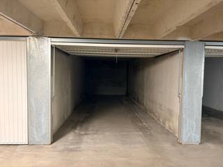 Gesloten garagebox op verdieping -3 vlakbij de inrit.<br /><br /> 