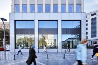 Volledig gerenoveerde kantoorruimte van 458 m² te huur, met een luxueuze uitstraling en op een absolute topligging. Het kantoorgebouw heeft een sterke visibiliteit en is uitstekend gelegen vlak aan de bedrijvige <strong>Louizalaan</strong>, de locatie garandeert een zeer vlotte bereikbaarheid met zowel het openbaar vervoer als de wagen.<br /><br />De instapklare kantoorruimte maakt deel uit van het prestigieuze kantoorgebouw "<strong>Bastion</strong>" met een magnifiek <strong>panoramisch uitzicht</strong>. Het kantoor is gelegen op de vijftiende verdieping en is <strong>hoogwaardig en stijlvol ingericht</strong> met alle hedendaagse voorzieningen zoals led-verlichting en airconditioning. Bovendien geniet de ruimte van veel natuurlijke <strong>lichtinval </strong>dankzij de grote raampartijen. Het kantoorgebouw beidt tal van <strong>exclusieve faciliteiten</strong> waaronder een receptie, verschillende vergaderruimtes, een coffee corner en sportfaciliteiten. <br /><br />Tevens is er een fietsenstalling en een ondergrondse <strong>parking </strong>aanwezig met laadmogelijkheden. Andere oppervlaktes mogelijk. Onmiddellijk beschikbaar!<br /><br />Contacteer <strong>PANORAMA B2B</strong> voor meer informatie of een vrijblijvend plaatsbezoek <strong>0477 09 00 09</strong>.