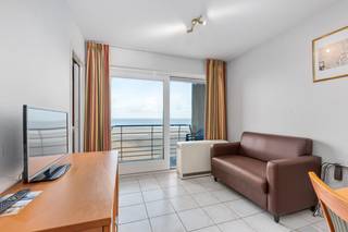 Dit noordgericht appartement met frontaal zeezicht heeft allerlei troeven.Bij het binnenkomen van het appartement kom je meteen terecht in...