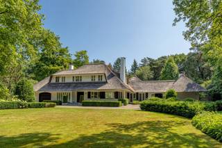 Op een van de meest prestigieuze lanen voor het dorp van Schilde, vindt u deze charmante, instapklare en lichtrijke riet gekapte villa met...