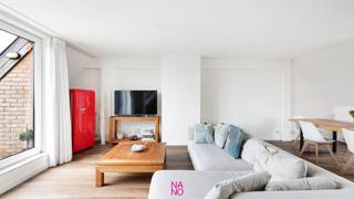 Uniek duplexappartement met ruime zonneterrassen en 4 slaapkamers gelegen in een kleinschalige moderne residentie en dit in het dorp van Westkapelle op slechts 5 km van Knokke-Heist. Dit ruim(130m²) en instapklaar appartement beschikt over een mooi en Zuid-Westgericht zonneterras en omvat een inkomhal, gastentoilet, mooie living met eet- en zitruimte, een terrasje vooraan en een prachtig zonneterras achteraan met aanpalende berging met aansluiting voor wasmachine en droogkast, verder is er een open keuken voorzien van alle nodige instrumenten, 2 slaapkamers en een badkamer met ligbad en douche. Op de verdieping zijn er tevens 2 volwaardige slaapkamers, waarvan 1 met douche, een apart toilet en ingemaakte kasten. Dit fenomenaal wordt verkocht met een gemeenschappelijke fietsenberging en is er tevens de mogelijkheid tot aankoop van een dubbele garage ( € 76.000 ) op het gelijkvloers in het gebouw. Lage syndicuskost. Prachtig aanbod!