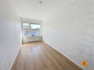 Centraal gelegen opbrengsteigendom met 2 slaapkamers en garagebox.Dit instapklare appartement biedt een aangename combinatie van comfort, licht en...