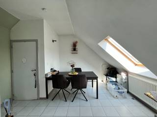 Vul eerst de KANDIDATUURFICHE volledig in door te klikken op volgende link https://ppvastgoed.be/nl/kandidatuurfiche ! Dan pas kan een bezoek ingepland worden. Gunstig gelegen dakappartement nabij invalswegen, het openbaar vervoer en winkels. Het appartement bevindt zich op de 2<sup>de</sup> verdieping en omvat een woonkamer, ingerichte keuken voorzien van inbouw koelkast, oven, kookplaat en dampkap, 2 slaapkamers en een ingerichte badkamer voorzien van toilet, douche, meubel en aansluiting voor wasmachine. Beschikbaar vanaf: 01/09/2026 of bespreekbaar met de huidige huurder. De huurprijs: €650 + €15 gemeenschappelijke kosten