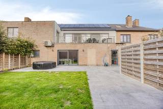 Op een toplocatie in het hart van Beveren vindt u deze karaktervolle beletage met handelsfunctie. Het perceel van 355 m² en de ruime bruikbare vloeroppervlakte van 354 m² combineert wonen en werken op een bijzonder praktische manier.<br /><br /><strong>Gelijkvloers – handel en ontspanning</strong><br />Het gelijkvloers bestaat uit een inkomhal naar de woonst én een apart handelsgedeelte dat vandaag is ingericht als schoonheidssalon met twee aparte kamers. Verder zijn er een ruime berging, een wasplaats, een technische ruimte en een sfeervolle ingerichte bar met zicht op de zonnige tuin. De dubbele garage achteraan – bereikbaar via een aparte inrit – biedt extra comfort en toegang tot de tuin.<br /><br /><strong>Eerste verdieping – lichtrijk wonen</strong><br />De woonverdieping omvat een hal, een ruime woonkamer met eetplaats en open keuken, een praktische berging, drie volwaardige slaapkamers en een badkamer. Vanuit de leefruimtes stap je rechtstreeks op het ruime zonneterras. <br /><br /><strong>Tweede verdieping – extra ruimte</strong><br />De bovenste verdieping biedt een grote, volledig afgewerkte zolderkamer en bijkomende bergruimte. Perfect als hobbyruimte of extra slaapkamer.<br /><br /><strong>Technische troeven</strong>
<ul>
<li><span><strong>EPC-label B – 110 kWh/m²</strong>, wat staat voor een gunstige energieprestatie.</span></li>
<li><span><strong>Zonnepanelen</strong> zorgen voor een lagere energiefactuur en duurzame energievoorziening.</span></li>
<li><span><strong>Recent gerenoveerd</strong>: instapklaar en voorzien van hedendaagse afwerking en comfort.</span></li>
</ul>
<strong>Sterke ligging</strong><br />Met uitzicht over het Heilig-Kruisplein, talrijke parkeerplaatsen voor de deur en een uitstekende bereikbaarheid is dit pand ideaal voor een commerciële activiteit.<br />School, bakker, slager, sportvelden, jeugdbeweging, horeca en winkels liggen allemaal op wandelafstand.<br /><br /><strong>Pluspunten op een rij</strong>
<ul>
<li><span>355 m² perceel – 354 m² bewoonbare oppervlakte</span></li>
<li><span>Combinatie van wonen en werken</span></li>
<li><span>Dubbele garage met toegang tot de zonnige tuin</span></li>
<li><span>Ruim zonneterras aansluitend op de leefruimte</span></li>
<li><span>Handelsgedeelte met veel parkeermogelijkheid</span></li>
<li><span>Energiezuinig dankzij EPC B, zonnepanelen en recente renovatie</span></li>
</ul>
<br />Ontdek zelf de troeven van dit unieke pand en laat u verrassen door de ruimte, lichtinval en de commerciële mogelijkheden.<br />Neem gerust contact op met ons kantoor voor een vrijblijvend bezoek - 051/201.400.