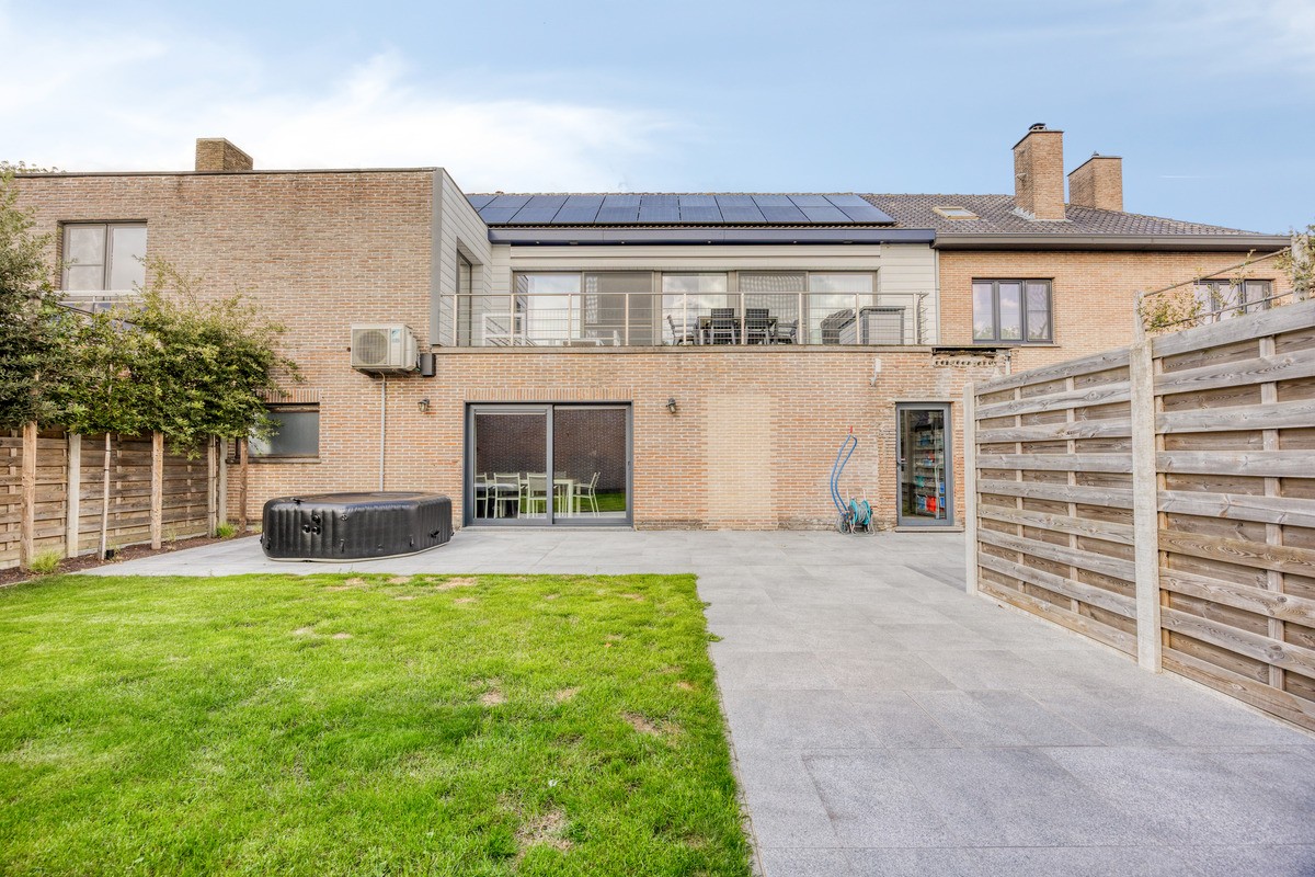 Bel-etage met gelijkvloers salon en ruime woonst - foto 2