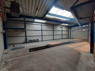 <p>Deze loods met kantoorruimte in Groot-Bijgaarden biedt een uitstekende combinatie van functionaliteit, ruimte en strategische ligging. Met een oppervlakte van 100m² vormt dit pand een ideale uitvalsbasis voor uiteenlopende professionele activiteiten. De ligging aan de Brusselstraat zorgt bovendien voor een vlotte bereikbaarheid, zowel voor klanten als leveranciers.</p><p>Bij het betreden van het gebouw valt meteen de ruime werkplaats op, die flexibel kan worden ingericht naargelang de noden van je onderneming. De aanwezigheid van een sectionale poort maakt laden en lossen praktisch en efficiënt, wat een voordeel vormt voor logistieke activiteiten of opslag. Tevens beschikt men over een lager verdiep die kan dienen als smeerput en extra stockage.</p><p>Aansluitend bevindt zich de kantoorruimte (30m²), die een werkomgeving biedt voor administratieve taken. De combinatie van werkplaats en kantoor maakt dit pand geschikt voor zelfstandigen. Tevens beschikt de kantoorruimte over een sanitaire voorziening, bestaande uit een toiletten met handwas. Dit draagt bij aan een praktische en aangename werkomgeving voor zowel personeel als bezoekers. </p><p>● Voorschot verbruik water + elektriciteit loods en bureau: 100 EUR</p><p>● Forfait verbruik water bureau: 50 EUR</p><p><strong>Voor meer info of een bezoek, neem contact op met aurelie.meert@living-stone.be</strong></p>