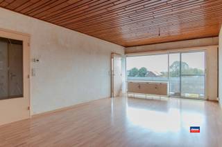 <p><span>HOBOKEN | APPARTEMENT À RÉNOVER AVEC DEUX CHAMBRES ET UNE TERRASSE | EPC | IDÉALEMENT SITUÉ AU QUATRIÈME ÉTAGE D’UN IMMEUBLE BIEN ENTRETENU AVEC ASCENSEUR </span></p><p><span>Disposition comme suit : hall d'entrée avec porte de sécurité - WC - salle de bains avec baignoire, lavabo et WC - pièce à vivre - terrasse - cuisine fermée - couloir de nuit avec vestiaire et WC invités - deux chambres - cave privative. </span></p><p><span>Les charges communes s'élèvent à environ 100 EUR par mois. </span></p>