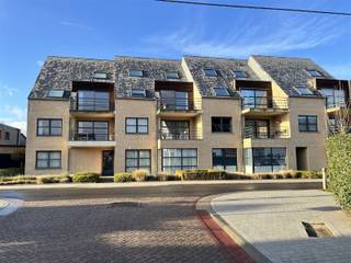 Dit zonnig hoekappartement op de eerste verdieping is gelegen nabij het Vrijbroekpark en de Leuvense Vaart.Het appartement omvat een ruime living...