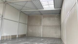 <strong>Duurzame KMO-unit</strong> van 820 m², <strong>samenvoegbaar tot een totale oppervlakte van 2.460 m²</strong>, te koop.<br /><br />De site is strategisch gelegen vlak bij het Albertkanaal, een cruciale logistieke as voor transport en economische activiteit in Limburg. Bovendien geniet het bedrijvenpark van een uitstekende bereikbaarheid dankzij de nabijheid van de E313 en E314, met snelle verbindingen richting Brussel, Antwerpen, Nederland en Duitsland.<br /><br />De KMO-Unitsworden casco opgeleverd en zijn voorzien van<strong> sectionale poorten</strong> (4,2m H x 4m B), <strong>een vrije hoogte van 6m</strong>, geïsoleerd dak, sandwichpalen, lichtstraat met rookluik en<strong> betonvloer met een maximum draagvermogen van 1.000 kg/m².</strong><br />De buitengevels bestaan uit een geïsoleerde prefabplint in grijsglad gewapend beton. De plinten hebben een sandwichstructuur.<br /><br />De loodsen zijn geschikt voor zowel opslag, kantoren, showroom, als productie en bieden een ideale omgeving om te ondernemen.<br /><br />Contacteer<strong> PANORAMA B2B </strong>voor bijkomende inlichtingen, plannen of een vrijblijvend plaatsbezoek <strong>011 220 500.</strong>