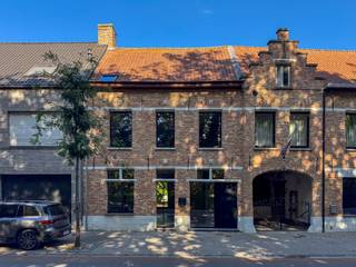 Deze met smaak gerenoveerde woning is gelegen in het centrum van Merkem en heeft volgende indeling:<br /><br />GELIJKVLOERS:<br />Inkomhal met vestiaireruimte - apart toilet - leefruimte - kelder - berging/wasplaats - open ingerichte keuken met o.a. een combi-oven, vaatwas, inductie kookplaat, dampkap, spoelbak, koelkast en diepvries - eetplaats. <br /><br />VERDIEP 1:<br />Nachthal - apart toilet - ingerichte badkamer met inloopdouche en dubbele wastafel - 3 slaapkamers.<br /><br />ZOLDER:<br />Geïsoleerde zolder. Toegankelijk via vast trap. <br /><br />ALGEMEEN:<br />- Volledig gerenoveerd woning.<br />- CV op aardgas.<br />- Schrijnwerk: ALU/PVC - Hoogrendementsbeglazing.<br />- Bewoonbare oppervlakte van 200m².<br />- Onmiddellijk vrij!<br /><br />Vergeet zeker niet de 360° virtuele tour te bekijken!<br />https://my.matterport.com/show/?m=ugCSH4AurRH<br /><br />Meer info op www.vastgoedvanoverschelde.be