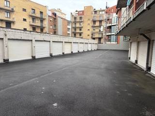 Deze afgesloten garagebox in residentie Flora is super makkelijk inrijbaar.Afmetingen: 2.40 m B x 5.70 m L.Onmiddellijk vrij;Met elektriciteit en...