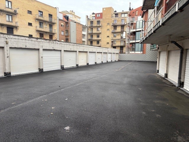 Gesloten garagebox met elektriciteit-verlichting op gelijkvloers complex - foto 3