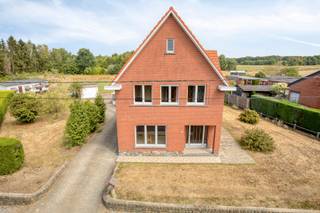 Voor meer info of om een bezoek in te plannen, neem contact op via 016199345 of via pieter.maes@homixx.be.<br /><br />Met veel trots presenteren wij u deze renovatiewoning op een uniek perceel in Nieuwrode. Enkele van de vele troeven:<br />- Gelegen in een zeer rustige straat in de groene omgeving van Nieuwrode, vlakbij het prachtige bosgebied Bogaerdenberg;<br />- Gunstig gelegen op nauwelijks 5 minuten van de oprit van de E314, alsook op een half uurtje rijden van Leuven;<br />- Het perceel bedraagt 44a95ca;<br />- Geen overstromingsgevoelig gebied;<br />- ...<br /><br />INDELING:<br />- Gelijkvloers: inkomhal met ruimte voor vestiaire, gezellige woonkamer, keuken (vernieuwd in 2014), badkamer met bad en aansluiting voor wasmachine en droogkast, lichtrijke veranda, ruime berging en apart toilet. Verder is er nog een kelder die kan dienen als voorraadplaats. Buiten zijn er nog een aantal bijgebouwen, alsook een aparte dubbele garagebox. De prachtige tuin grenst aan het achterliggende bos (agrarisch gebied), waardoor je hier volledig tot rust kan komen en kunt genieten van de stilte en de natuur.<br />- Verdieping: 3 ruime slaapkamers, alsook een zolder voor extra stockage (te bereiken via een uitschuifbare trap).<br /><br />De woning voldoet aan de renovatieplicht, waardoor u binnen de 6 jaar minstens een EPC label D dient te bekomen.<br /><br />Stedenbouwkundige inlichtingen in aanvraag.<br /><br />Kan u niet wachten om deze unieke woning te bezoeken? Plan dan snel uw bezoek in!
