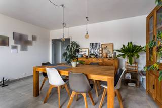 <span><span>Gelegen in de wijk Mariakerke op 600 m van het strand, dichtbij de duinen, de uitvalswegen van Oostende en een goede bereikbaarheid met het openbaar vervoer.<br /><br />Het gerenoveerde appartement is gelegen op de derde verdieping en is te bereiken met de lift of trap. In de hal krijg je toegang tot alle vertrekken van de woning. De zeer ruime woonkamer biedt genoeg ruimte voor een fijne zithoek en een grote eettafel. Via de eethoek krijg je toegang tot de keuken, met bergruimte. Het appartement beschikt over 2 slaapkamers. Een badkamer met inloopdouche en aansluiting voor wasmachine, plus een afzonderlijk toilet. Een balkon aan de voorzijde en achteraan een terras.<br /><br /><u>Bijzonderheden</u>:<br />· <strong>Renovatie volbracht, energielabel B</strong>;<br />· 106 m<sup>2</sup> woonoppervlakte;<br />· <strong>TOP-locatie, loopafstand van het strand</strong>;<br />· uitstekende bereikbaarheid, gratis parkeren in de omgeving;<br />· private berging en gemeenschappelijke fietsenstalling op gelijkvloers;<br />· <strong>balkon & terras</strong>.<br /><br />Ben je op zoek naar een ruim en goed gelegen appartement aan de kust? Maak snel een afspraak voor een bezichtiging! Contacteer ons op het nummer <strong>051 50 11 51</strong> of via <strong>diksmuide@diksimmo.be</strong>.</span></span>