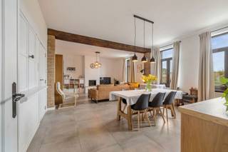 Graag stellen wij u deze instapklare woning voor, gelegen in het landelijke Tollembeek.
Op het gelijkvloers vindt u een ruime inkomhal met vestiaireruimte en gastentoilet, een handig bureel/kantoor, een lichtrijke leefruimte en een volledig ingerichte woonkeuken met rechtstreekse toegang tot de tuin.
De verdieping omvat een nachthal die toegang geeft tot een master bedroom, een tweede slaapkamer met aanpalende dressing en een badkamer.
Daarnaast beschikt de woning over een grote garage en kelder. Belangrijke investeringen werden reeds uitgevoerd: het dak en de elektriciteit zijn vernieuwd en er werden zonnepanelen geplaatst. Tot slot is er achteraan, bereikbaar via de Smeedries, een ruime parking voor 4 à 5 wagens. Goede bereikbaarheid, nabij bushalte. Voor meer info of bezoek: Contacteer Sophie 0496/71.50.59