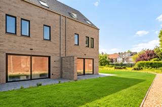 <p>Lancering FASE 2; koop nu aan 6% BTW! <br /><br />Dit kwalitatief prachtig nieuwbouwproject zal u verrassen: <br />goedgelegen (rustig en aangenaam doch dichtbij winkels en invalswegen) kwalitatieve BEN-WONINGEN. <br /><br />INDELING: 2 ondergrondse garages met extra berging, lichtrijke leefruimte met open geïnstalleerde keuken, berging/wasplaats, 4 slaapkamers, 2 badkamers en aangename stadtuin. <br /><br />Als koper nog inspraak in keuze van materialen. <br /><br />* Energiezuinige woning: vloerverwarming op warmtenet, <br />* dubbele beglazing PVC, <br />* extra geïsoleerd<br />* goeie locatie<br /><br />Meer info? tessa@immobeguin.be</p>
