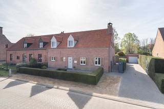 Exclusieve, hyper-geïnstalleerde woning (3 slpk.) met zwemvijver op een riant perceel van ca. 1.602 m², gelegen in een residentiële en groene omgeving.<br /><br />Deze energiezuinige woning met hoogwaardige afwerking heeft recente technieken zoals zonnepanelen (7,4 kVa), ventilatie C+ met extra's, een warmtepomp in combinatie met cv op gas, thuisbatterij en laadpaal (2025) evenals conforme elektriciteit (2026), behaalt de woning een uitstekende EPC-score van 114 kWh/m² . Alles met app-sturing.<br /><br />Ligging:<br />Rustig en residentieel met veel groen.<br /><br />Omschrijving:<br />De inkomhal met gastentoilet leidt naar de woonkamer en daarnaast de zitruimte met gezellige gashaard, met maatwerk en raambekleding gaat u naadloos naar de open keuken en ontbijthoek/veranda. Deze creëren een optimale connectie met de tuin en zwemvijver. Op het gelijkvloers treft u ook de kantoorruimte, deze heeft een rechtstreekse toegangsdeur van buitenaf met toegangscontrole en parking.<br /><br />De volledig uitgeruste leefkeuken met aparte ontbijthoek beschikt over recente, hoogwaardige toestellen en sluit aan op een praktische berging met wasplaats en douche. Het gelijkvloers, inclusief de kantoorruimte en de badkamer nivo 1, is voorzien van vloerverwarming.<br /><br />Op de verdieping geeft de nachthal toegang tot drie grote slaapkamers en een design badkamer. De masterbedroom wordt gekenmerkt door een open vide en een hoog plafond, wat zorgt voor een ruimtelijk gevoel. Alle kamers hebben recente ingemaakte kasten in lakwerk of houtfineer. Verder is er een handige kelder, afgewerkte zolder en is er buiten een ruime dubbele garage met automatische poort, deze zorgen voor een aanwezige opbergruimte. Verder aanwezig domotica, automatisch hekwerk en beveiliging.<br /><br />De volledig aangelegde tuin vormt een absolute troef: de ruime tuin met ideale zuid-oriëntatie biedt maximale zoninval en privacy. De zwemvijver en het groene uitzicht zorgen voor een unieke beleving, midden in een rustige en natuurlijke omgeving. Meer info www.heylenvastgoed.be<br />