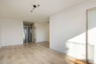 Te renoveren appartement met twee slaapkamers en terras te hartje Hoboken!Het appartement gelegen op de zesde verdieping is als volgt ingedeeld: via...