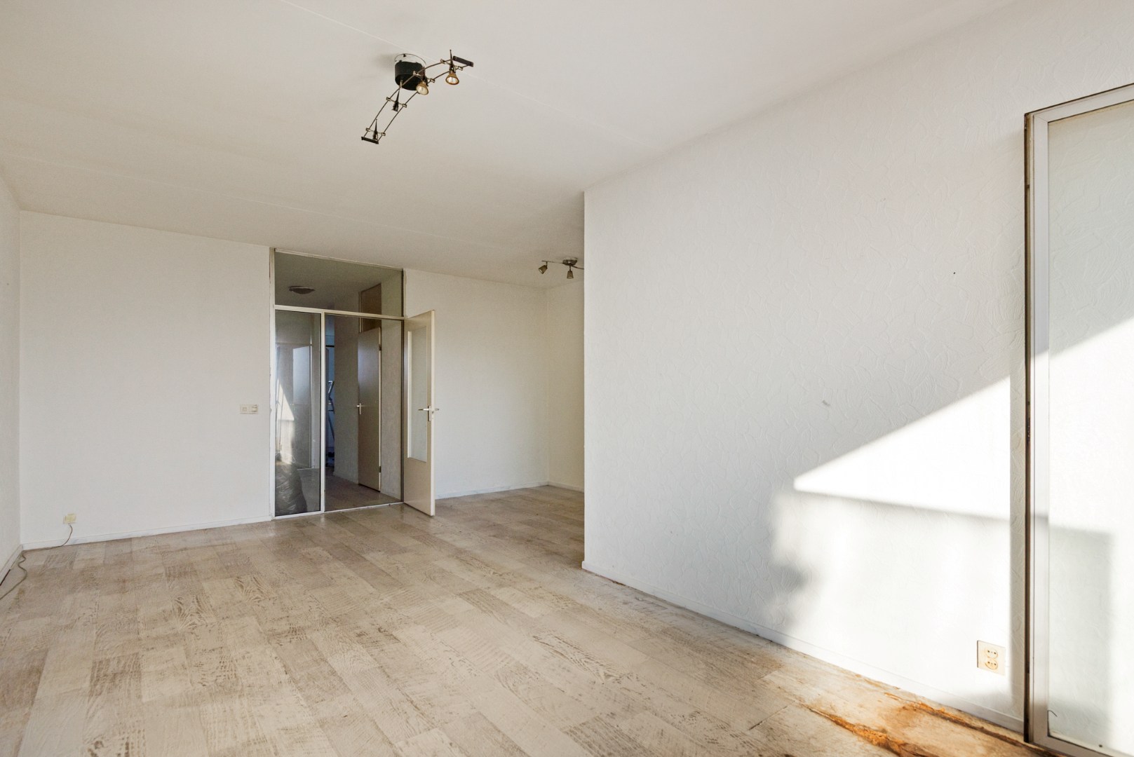 Te renoveren appt. met 2 slpk en terras te hartje Hoboken! - foto 3