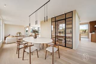 In Wortegem-Petegem, waar open vergezichten, groen en ruimte het landschap bepalen, bevindt zich deze karaktervolle eigendom op een perceel van 8.568 m². Dankzij een grondige renovatie kreeg de woning een volledig nieuwe uitstraling, waarbij de bestaande architectuur harmonieus werd gecombineerd met hedendaagse lijnen, warme houttinten en natuurlijke materialen.Grote raampartijen laten het daglicht royaal binnenstromen en versterken de verbinding met het omliggende landschap. De ruime leefruimtes en keuken vormen het hart van de woning en worden aangevuld met drie slaapkamers, twee badkamers, een afzonderlijk thuiskantoor, een wijnkamer en een koelcel. De volledige woning werd met veel aandacht voor detail en hoogwaardige materialen afgewerkt, reeds aangelegde terrassen, en omheinde weide. Ook op het vlak van comfort en energiezuinigheid werd niets aan het toeval overgelaten. Een warmtepomp, vloerverwarming met koeling en airconditioning zorgen het hele jaar door voor een aangenaam binnenklimaat. De woning beschikt bovendien over energielabel A.Buiten wordt het karakter van de eigendom verder doorgetrokken. Een bijzonder bijgebouw met rieten dak, zichtbaar houten gebinte en grote stalen glaspartijen vormt een echte blikvanger. Daarnaast beschikt het domein over paardenstallingen, uitgestrekte weides en een kleine boomgaard.Het terras en de royale overdekte buitenruimte nodigen uit om in alle rust van de omgeving en de weidse vergezichten te genieten. Een toegangspoort biedt daarbij de nodige privacy.Met een totale grondoppervlakte van 8.568 m² brengt deze eigendom hedendaags wooncomfort, authentiek karakter en landelijk wonen op een bijzondere manier samen.Wortegem-PetegemVraagprijs: € 1.975.000Bezoeken zijn mogelijk op afspraak. Neem contact met ons op voor meer informatie of om een bezoek ter plaatse in te plannen.