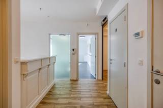 Deze moderne gelijkvloerse praktijk/bureauruimte, gelegen in een recent en stijlvol gebouw in het centrum, biedt de ideale omgeving voor uw professionele activiteiten. Dankzij de grote ramen aan de straatzijde geniet u van overvloedig natuurlijk licht, wat zorgt voor een aangename en open sfeer voor zowel u als uw cliënten.De ruimte is uiterst geschikt voor diverse praktijken, zoals een dokters- of therapieruimte of als bureau, en is uitstekend bereikbaar. Bovendien bevindt zich een ruime publieke parking recht voor de deur, wat een grote troef is voor bezoekers. Het pand beschikt verder over twee ondergrondse bergingen en een handige staanplaats.IndelingGelijkvloers: inkomhal met plaats voor balie, toilet en douchekamer, 2 praktijk/bureauruimtes, kitchenette, berging en terras.Kelderverdieping: autostaanplaats en 2 bergingen.Karakteristieken:- Airco’s aanwezig- 2 extra bergingen beschikbaar aan €4.000/stukKlaar om uw zaak op de kaart te zetten? Neem contact met ons op via 02 460 80 46 of info@structura.be en ontdek deze unieke opportuniteit.