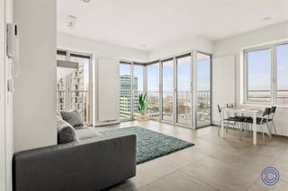 <p><span>Beschrijving appartement</span></p><p><span>Prachtig afgewerkt appartement met Italiaans design en unieke uitzichten over de stad! Bij binnenkomst in de inkomhal merkt u direct de stijlvolle, ingebouwde vestiairekast in gebrand hout op. Wanneer u vervolgens de leefruimte binnen wandelt, is het ruimtelijk en licht gevoel het eerste dat u opmerkt. De ruimte is praktisch ingedeeld waarbij u na een gezellige avond in een handomdraai het prachtig, ruim zitmeubel om kan toveren tot een comfortabel tweepersoonsbed. De ARCLINEA-keuken met kookeiland is een echte blikvanger en biedt ultiem comfort dankzij de hoogwaardige inbouwtoestellen van Siemens, waaronder een koffiemachine, combi-oven, vaatwasser, grote koelkast, aparte vriezer en inductie kookplaat. Bovendien is er een overvloed aan opbergruimte in de op maat gemaakte kasten. Het gezellige terras biedt een prachtig uitzicht en laat u genieten van de avondzon. Via de hal bereikt u een apart toilet en een luxueuze badkamer met een grote inloopdouche, dubbel lavabomeubel met spiegelkast en een verwarmd droogrek. Daarnaast beschikt het appartement over een berging met aansluitingen voor een wasmachine en droogkast. Bent u al helemaal verkocht? Boek snel uw afspraak via <span>www.ccimmo.be</span></span><span> of via mail: info@ccimmo.be</span></p><p><span> </span></p><p><span>Indeling</span></p><ul><li><span>Lichtrijke leefruimte ca. 26m² met uniek uitzicht over de stad en haven. De leefruimte is voorzien van een prachtig, ruim zitmeubel met uitklapbaar, dubbel bed naar italiaans design.</span></li><li><span>Open keuken met groot eiland van Arclinea, ook hier werd gekozen voor hoogwaardig Italiaans design! De keuken is voorzien van een ingebouwd koffiezetapparaat, vaatwasser, combi-oven in het wandmeubel en een inductie kookplaat in het kookeiland. Alle toestellen zijn van het merk Siemens. De keuken biedt opvallend veel opbergruimte en voorzien van knappe details die bijdragen aan de luxueuze uitstraling.</span></li><li><span>In de leefruimte is een ruime berging voorzien, met voorzieningen voor een wasmachine en droogkast.</span></li><li><span>Grote badkamer voorzien van een dubbel lavabomeubel, inloopdouche en verwarmd droogrek.</span></li><li><span>De inkomhal is voorzien van een ingemaakte kast.</span></li><li><span>Aparte toilet.</span></li><li><span>Via de leefruimte hebt u toegang tot een noord-west georiënteerd terras met prachtig uitzicht over Antwerpen.</span></li></ul><ul><li><span>In de kelder (-2) is er een grote kelderberging gekoppeld aan het appartement dewelke is inbegrepen in de prijs.</span></li></ul><p><span> </span></p><p><span>Extra's</span></p><ul><li><span>De hoge plafonds van ca. 2,90m² zorgen voor een extra ruimtelijk gevoel!</span></li><li><span>De blokdeuren dragen bij aan het strakke en minimalistisch design.</span></li><li><span>Elke ruimte is voorzien van een ventilatiesysteem type D.</span></li><li><span>Het gehele appartement is voorzien van een kwalitatieve en onderhoudsvriendelijke keramische tegel.</span></li><li><span>Elke ruimte is voorzien van knappe in- en opbouwspots.</span></li></ul><p><span> </span></p><p><span>Algemene huurinformatie</span></p><ul><li><span>Huurprijs: 950 EUR/maand.</span></li><li><span>Beschikbaarheid: 15/03/2026.</span></li><li><span>Mogelijkheid tot ondergrondse parking: 110 EUR/maand.</span></li></ul><ul><li><span>Algemene kosten: 220 EUR/maand privatief verbruik van verwarming (gas), blokpolis, inboedelverzekering, onderhoud lift, elektriciteit en onderhoud gemeenschappelijke delen. </span></li><li><span>Waarborg: 3 maanden.</span></li><li><span>Provisie elektriciteit: 50 EUR/maand, individuele meter, kan op naam huurder gezet worden.</span></li><li><span>Individuele meter water.</span></li></ul><ul><li><span>Kostprijs verplichte plaatsbeschrijving 175 EUR excl. btw.</span></li><li><span>Kostprijs verplichte inventarislijst 100 EUR excl. btw.</span></li><li><span>Telenet Easy Internet: 35,44 EUR/maand, kan op naam huurder gezet worden.</span></li></ul><p><span> </span></p><p><span>Gebouw</span></p><ul><li><span>Residentie 'De lichttoren' bestaat uit 21 verdiepingen met in totaal 147 appartementen en kantoorruimtes. Ondergronds bevinden zich de private staanplaatsen en bergingen. Het gebouw is ontworpen door de bekende architect Bob Van Reeth. De structurele duurzaamheid in combinatie met de akoestiek en het energie vraagstuk waren de maatstaf!</span></li><li><span>Videofonie aanwezig. </span></li><li><span>Camerabewaking in de gemeenschappelijke delen.</span></li><li><span>Lift aanwezig. </span></li></ul><p><span> </span></p><p><span>Ligging</span></p><ul><li><span>Gelegen aan het gezellige Park Spoor-Noord en het nieuwe ZNA ziekenhuis.</span></li><li><span>Het centrum is op fiets- en wandelafstand!</span></li><li><span>Vlotte verbinding naar E19. </span></li><li><span>Openbaar vervoer voor de deur.</span></li><li><span>Campussen, cafés en restaurants in de directe omgeving.</span></li><li><span>MOBISCORE: 9,7/10!</span></li></ul><p><span> </span></p><p><span>*De informatie in deze prospect is ter informatieve titel: de kandidaat-kopers moeten hun eigen zaak maken van het verkrijgen, controleren en interpreteren van deze informatie.</span></p><p><span> </span></p>