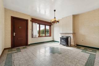<p><span>+++ Lindestraat 133 - Denderleeuw ++<br /><br />Op een gunstige locatie in Denderleeuw bevindt zich deze </span><strong><span>2-gevelwoning </span></strong><span>ideaal voor wie op zoek is naar een renovatieproject. </span><span>De woning geniet een </span><strong><span>vlotte bereikbaarheid</span></strong><span> en ligt op korte afstand van winkels, scholen, openbaar vervoer en belangrijke verbindingswegen. </span><span>Op het gelijkvloers bevinden zich een </span><strong><span>living en eetkamer, keuken, veranda en badkamer</span></strong><span>. De verdieping telt </span><strong><span>2 slaapkamers</span></strong><span>. Daarnaast beschikt de woning over een </span><strong><span>kelder en zolder</span></strong><span>, wat zorgt voor extra berg- en gebruiksmogelijkheden. <strong>Extra troef:</strong> dankzij de zolder is er potentieel om de woning uit te breiden van <strong>2 naar 4 slaapkamers</strong>. A</span><span>chteraan bevindt zich de </span><strong><span>tuin</span></strong><span>, die eveneens vanaf de straat bereikbaar is via een </span><strong><span>smalle doorgang </span></strong><span>. </span><span>De woning dient </span><strong><span>volledig gerenoveerd</span></strong><span> te worden en biedt hierdoor de mogelijkheid om ze volledig naar eigen smaak en hedendaagse woonnormen in te richten. </span>Een interessante opportuniteit voor renovatieliefhebbers of kopers die op zoek zijn naar een woning met potentieel op een centrale locatie in Denderleeuw.</p>
<p>Interesse? Contacteer ons via 0478/059 069 of info@immoteam.be</p>