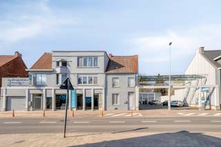 Ruime handelsruimte / baanwinkel van ca. 750 m² te huur in Roeselare – topligging tussen E403 en centrum.<br /><br />Bent u op zoek naar een grote handelsruimte of baanwinkel te huur in Roeselare? Deze ruime commerciële ruimte van ca. 750 m² geniet van een uitstekende zichtlocatie langs een drukke verkeersader tussen de E403 en het centrum van Roeselare, wat zorgt voor een sterke visibiliteit en passage.<br />De handelsruimtes beschikt over een praktische opslagruimte achteraan, ideaal voor stock, logistiek of bevoorrading. Dankzij de ruime parkeermogelijkheden zowel vooraan als achteraan het pand is het pand zeer toegankelijk voor klanten, personeel en leveranciers.<br />Door de strategische ligging nabij de E403 en het centrum van Roeselare is dit pand uitermate geschikt voor retail, showroom, groothandel of andere commerciële activiteiten.<br /><br />Troeven van deze handelsruimte te huur in Roeselare:<br />* Handelsruimte / baanwinkel van ca. 750 m²<br />* Topligging langs drukke verkeersader<br />* Strategisch gelegen tussen E403 en centrum Roeselare<br />* Opslagruimte achteraan voor stock of logistiek<br />* Parking vooraan en achteraan<br />* Uitstekende visibiliteit en bereikbaarheid<br /><br />Modaliteiten:<br />* Onroerende voorheffing ten laste van de huurder<br />* Huurwaarborg van 3 maanden<br />* Maandelijkse provisie voorschot energiefactuur<br /><br />Geschikt voor retail, showroom of commerciële activiteiten.<br /><br />Bent u op zoek naar een ruime handelsruimte, baanwinkel of commerciële ruimte in Roeselare?<br />Contacteer Dominique Baes vandaag nog voor meer informatie of een bezoek ter plaatse via 0498 12 82 20.