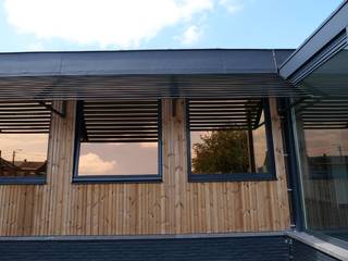 Open kantoorruimte te huur van 24 m² op 2 km van Kortrijk centrum<br />Aanpalend kantoor nr. 5 (48m²) met verbindingsdeur kan bij gehuurd worden.<br /><br />Deze ruimte is ondergebracht in een kleinschalig burelencomplex in een mooie gerenoveerde site.<br /><br />Gezamenlijke toiletten, keukentje en wachtplaats.<br /><br />1 centrale ingang.<br /><br />Parking is voorzien voor het gebouw.<br /><br />Huurprijs: 285€/maand + maandelijkse provisie voor gemeenschappelijke kosten. (+BTW)<br /><br />Wenst u een bezoek? Gelieve ons te contacteren.<br />