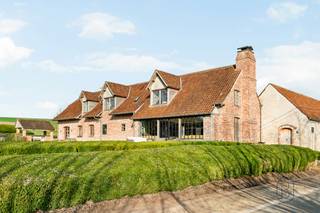 Te midden van de prachtige glooiende landschappen van de Vlaamse Ardennen bevindt zich deze uitzonderlijk charmante en volledig...
