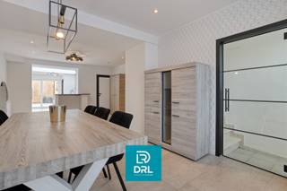 Deze charmante woning, gelegen in de Bloemenstraat 5, Oostende, biedt een praktische indeling en tal van mogelijkheden voor zowel eigen bewoning als investering.<br /><br />Bij het betreden van de woning komt u binnen via de inkomhal met aansluitende trappenhal. Op het gelijkvloers bevindt zich een aangename leefruimte die aansluit op de keuken. Verder beschikt het gelijkvloers over een berging, een badkamer, een afzonderlijk toilet en een terras.<br />Op de eerste verdieping bevinden zich twee volwaardige slaapkamers. Via de vaste trap bereikt u de zolderverdieping, waar zich een derde slaapkamer bevindt. Deze woning beschikt ook over een eigen elektrische laadpaal.<br /><br />Een extra troef van dit eigendom is het stuk recreatiegrond gelegen aan de overzijde van de woning. Deze ruimte biedt diverse mogelijkheden, zoals ontspanning, tuinieren of recreatief gebruik.<br /><br />Indeling van de woning<br /><br />Gelijkvloers: inkom, trappenhal, leefruimte, keuken, berging, badkamer, toilet en terras<br />Eerste verdieping: 2 slaapkamers<br />Zolderverdieping: 1 slaapkamer<br /><br />Bent u op zoek naar een woning met extra buitenruimte in Oostende? Dan is dit eigendom zeker een bezoek waard.<br /><br />Meer info of een bezoek inplannen? Contacteer DRL VASTGOED, 050 65 95 95 of info@drlvastgoed.be