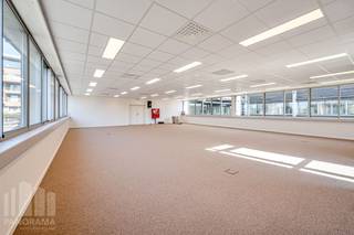 Uitzonderlijk goed bereikbare, instapklare kantoren van<strong> </strong>691 m² te huur, ideaal gelegen dankzij de directe aansluiting met de <strong>R4 </strong>op slechts 1 km afstand. Deze verbinding zorgt voor een vlotte toegang richting Eeklo, Gent-Zeehaven, de <strong>E40 </strong>(Brussel/Oostende-Brugge) en de <strong>E17</strong> (Gent-Antwerpen).<br /><br />De kantoorruimtes maken deel uit van het prestigieuze <strong>Axxes Business Park</strong> Gebouw G&amp;F, een hoogwaardig complex dat tal van faciliteiten biedt. Het park beschikt over vergaderzalen, een restaurant, douches, kleedruimtes en sportfaciliteiten. Ook is er een fietsenstalling aanwezig. Bovendien is het park gelegen in een groene omgeving. Het gebouw is <strong>BREEAM-gecertificeerd met een "Very Good" rating</strong>.<br />Het gebouw biedt ruime parkeermogelijkheden met een gunstige parkeerratio van 1 plaats per 26 m². Daarnaast zijn er maar liefst 58 oplaadpunten beschikbaar voor elektrische voertuigen. De kantoorruimte is <strong>onmiddellijk beschikbaar</strong>. Ook <strong>andere oppervlaktes </strong>mogelijk!<br /><br />Heb je interesse? Neem vandaag nog contact op met <strong>PANORAMA B2B GENT KANTOREN </strong>voor meer informatie of om een vrijblijvend plaatsbezoek in te plannen via<strong> 0477 44 39 30</strong>.