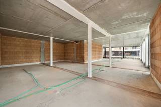 <p><strong>Handelsruimte op zichtlocatie nabij het centrum van Lommel</strong><br /><br />Aan de Molsekiezel 52 in Lommel, op een vlot bereikbare locatie nabij het stadscentrum, bevindt zich deze casco handelsruimte op het gelijkvloers van Residentie Souvereyn. De ruimte heeft een oppervlakte van <strong>142,2 m²</strong> en biedt dankzij de casco afwerking heel wat vrijheid om het pand volledig in te richten volgens de noden van uw activiteit. <span></span></p>
<p>De ligging vormt een belangrijke troef. De Molsekiezel is een gekende verbindingsweg richting het centrum van Lommel, waardoor deze handelsruimte geniet van een zichtbare en toegankelijke locatie. In de directe omgeving bevinden zich woningen, centrumvoorzieningen en lokale handelszaken, wat deze plek interessant maakt voor onder meer een kantoor, praktijkruimte, dienstverlenende activiteit of buurtgerichte handelszaak.</p>
<p>Ook op vlak van bereikbaarheid zit u hier goed. Het centrum van Lommel ligt op wandelafstand, met tal van winkels, horecazaken, restaurants en ontspanningsmogelijkheden in de buurt. Daarnaast ligt ook het Adelbergpark op ongeveer 10 minuten wandelen, met onder meer het cultuurcentrum en de bioscoop in de omgeving. <span></span></p>
<p>Voor klanten en bezoekers zijn er verschillende parkeermogelijkheden in en rond het centrum. De stad Lommel voorziet onder meer gratis centrumparkings zoals <strong>CC De Adelberg</strong>, <strong>Molenstraat</strong>, <strong>Mudakkers</strong>, <strong>Frans van Hamstraat</strong> en <strong>Stadhuis 2 aan de Klachtloopstraat</strong>. Daarnaast geldt op een deel van de Molsekiezel een blauwe zone, waar kort parkeren met parkeerschijf mogelijk is. <span></span></p>
<p>Residentie Souvereyn zelf bestaat uit <strong>27 appartementen en 1 handelsruimte</strong> en zet in op hedendaags wooncomfort, kwalitatieve architectuur en duurzame technieken. Een interessante opportuniteit voor ondernemers of investeerders die zoeken naar een commerciële ruimte op een bereikbare locatie nabij het hart van Lommel.</p>