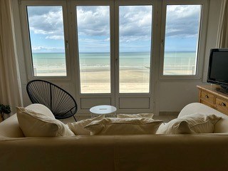 Ruime studio met frontaal zeezicht op de 5de verdieping met lift.Indeling: Er is een dubbel uitklapbed in de living en een uitklap stapelbed in de...