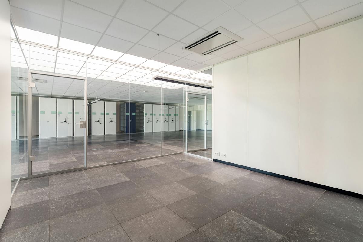 Kantoor (386 m²) te Loppem, direct aan de op- en afrit E40. - foto 4