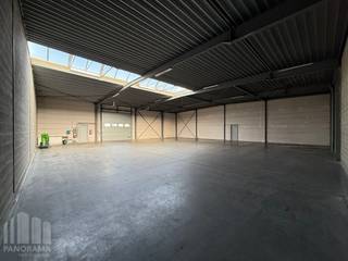 Uitstekend gelegen<strong> gerenoveerd magazijn </strong>van<strong> </strong>490 m² te huur, op slechts 400 meter van de Steenweg Deinze, met een directe aansluiting op de <strong>N60</strong>. Dit pand biedt een snelle en gemakkelijke toegang tot de <strong>E17</strong>, met de <strong>op- en afrit Deinze</strong> op slechts 5 km afstand.<br /><br />Het magazijn is voorzien van een automatische sectionale poort met afzonderlijke toegangsdeur en beschikt over een lichtstraat met rookluik, duurzame polybetonvloer en efficiënte verlichting. Dit gebouw werd in het derde kwartaal van 2024 gerenoveerd, wat resulteert in een moderne en energie-efficiënte werkruimte. Geïsoleerde gevels en dak, alsook nieuw aluminium schrijnwerk!<br />Buiten biedt het pand een ruime manoeuvreerruimte, evenals <strong>voldoende parkeerplaatsen</strong> voor personeel en bezoekers. <strong>Onmiddellijk beschikbaar</strong>!<br /><br />Voor meer informatie, plannen of om een vrijblijvend plaatsbezoek te regelen, neem contact op met <strong>PANORAMA B2B</strong> via <strong>0477 02 09 02</strong>.